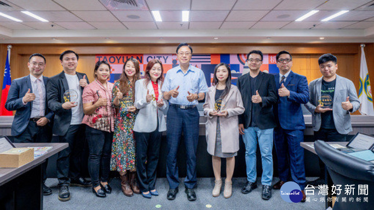 桃園市長張善政主持市政會議，表揚5家優異青創基地進駐團隊。