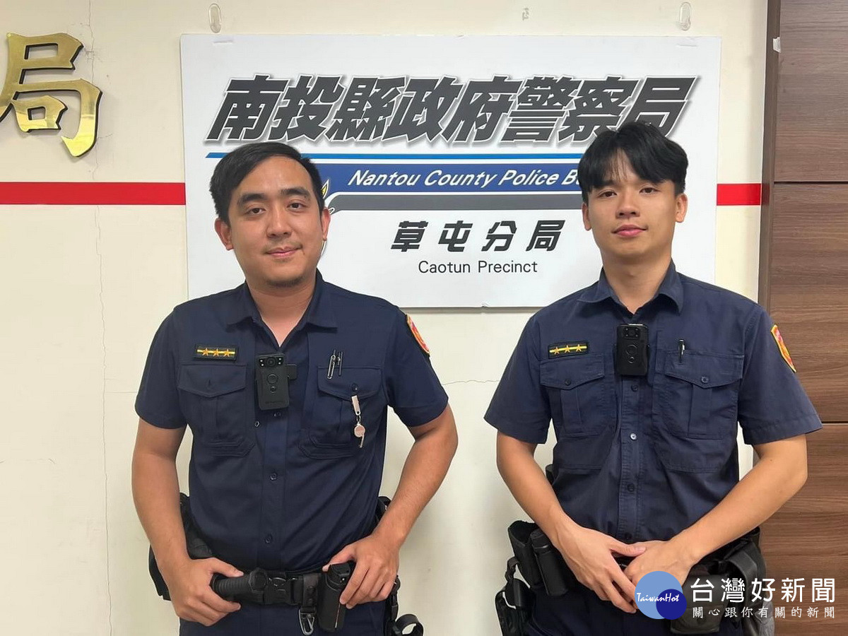 老夫婦感謝警員葉威儒(左)、潘政昕的協助。(草屯分局提供)
