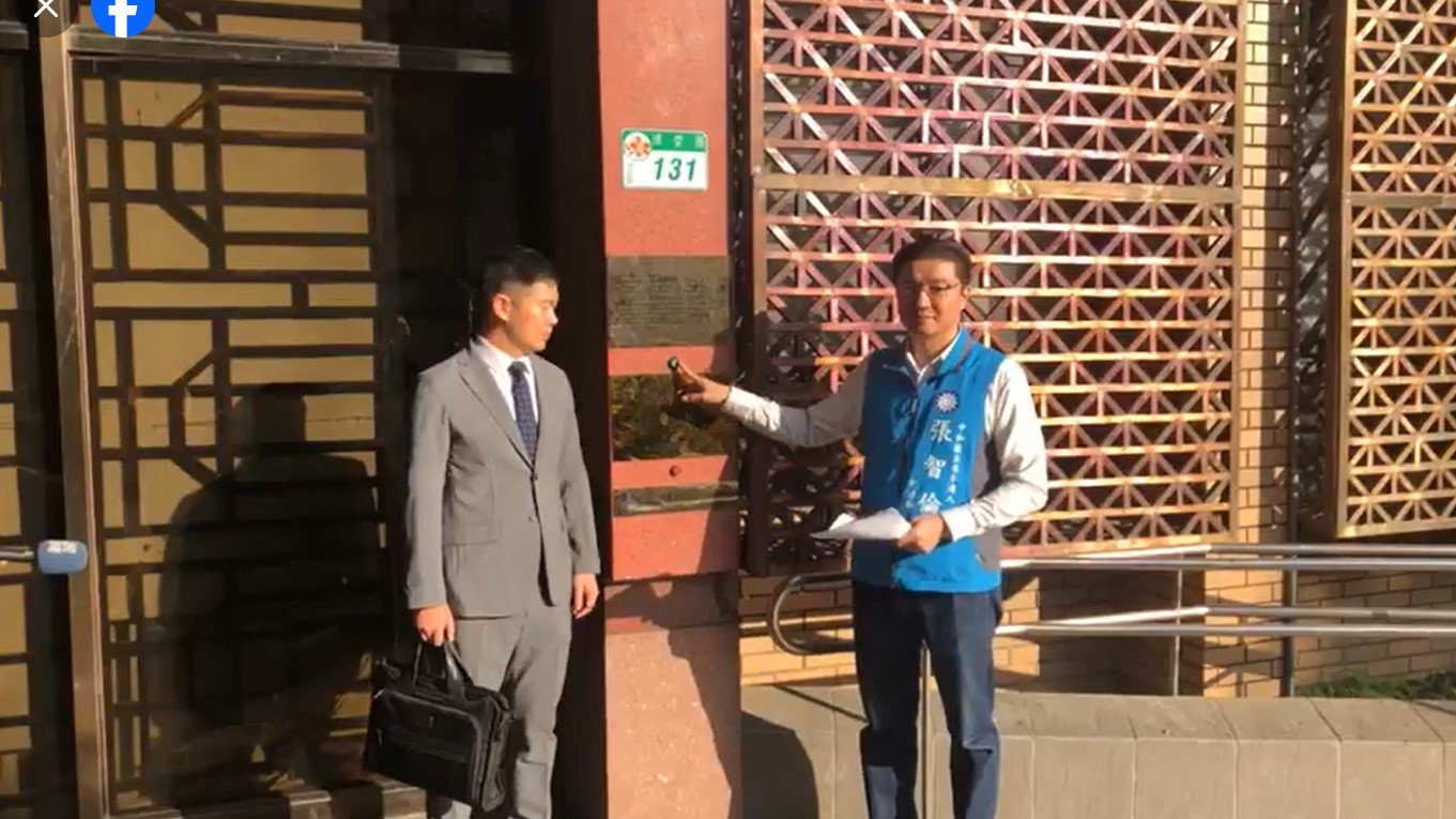 不滿被指開直播教人不被課囤房稅,國民黨立委參選人張智倫(右)提告民進黨立委參選人吳崢。翻攝張智倫臉書