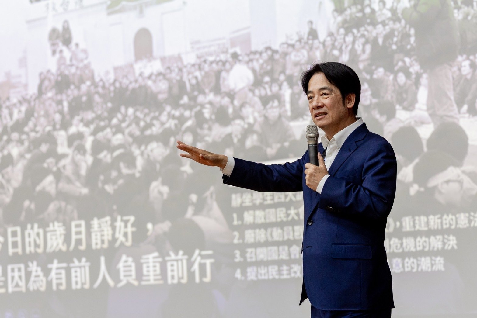民進黨主席賴清德今(8日)在中常會中表示,人權沒有國界,用健保制度支持外籍生,也應以一樣的關心將中生納入考量。 民進黨提供
