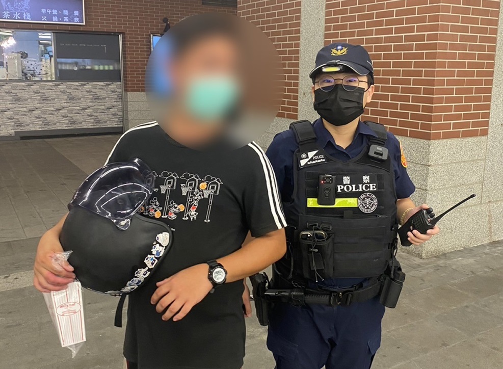 ▲圖說:眼尖員警發現迎面而來的雙胞胎弟弟,協助一家人再續溫馨家庭時光 (圖/台中市政府提供)