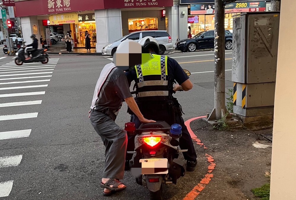 ▲圖說：一分局公益所員警曾鈺峰用警用機車緩緩護送年邁鄭翁返家 （圖／台中市政府提供）