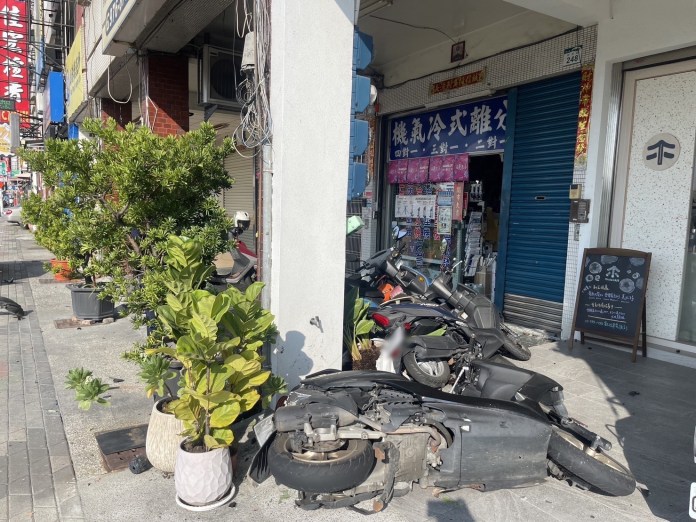 影/高雄鳳山26歲男疲勞駕駛 沿路撞毀6車幸無人傷亡 61 S 29556827 0 0 | 社會 社會 記者爆料網