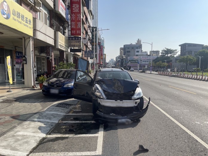 影/高雄鳳山26歲男疲勞駕駛 沿路撞毀6車幸無人傷亡 62 S 29556829 0 0 | 社會 社會 記者爆料網