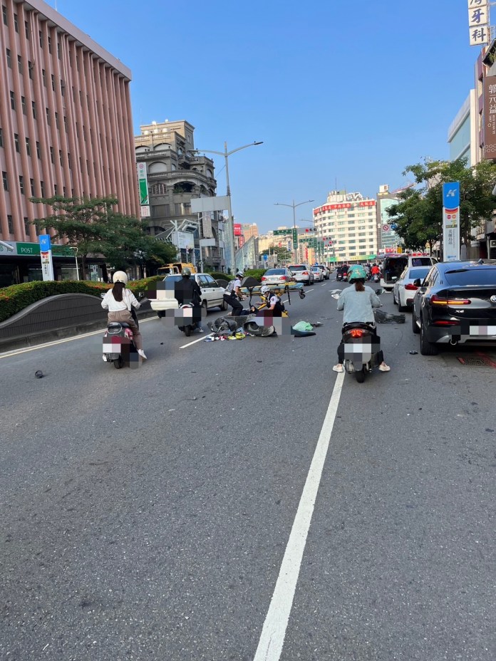 影/高雄轎車逆向撞3車害2騎士受傷 駕駛肇事逃逸還"跳車落跑" 59 S 103039177 | 社會 社會 記者爆料網