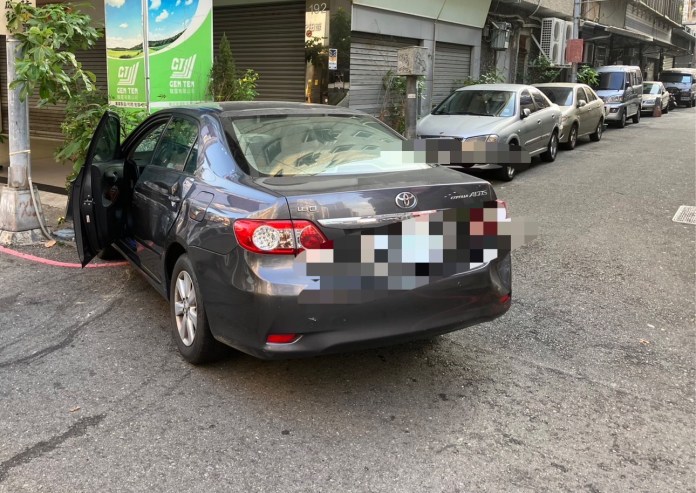 影/高雄轎車逆向撞3車害2騎士受傷 駕駛肇事逃逸還"跳車落跑" 60 S 103039223 | 社會 社會 記者爆料網