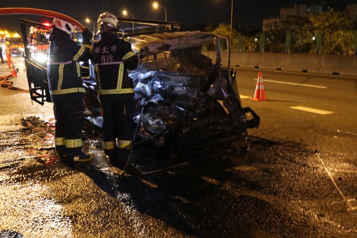 國道1號南向汐止段2車相撞 小貨車司機逃生不及成焦屍 61 0X5A0499 | 社會 社會 記者爆料網