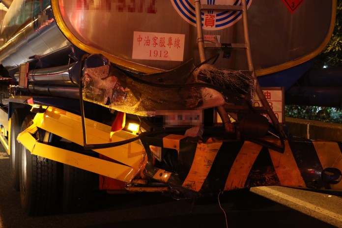 國道1號南向汐止段2車相撞 小貨車司機逃生不及成焦屍 62 0X5A0509 | 社會 社會 記者爆料網