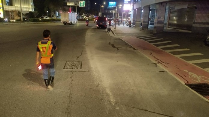 罰不怕 土城混凝土車下午才被開單晚間又滲漏險害用路人打滑 57 img 1836 1 | 社會 社會 記者爆料網