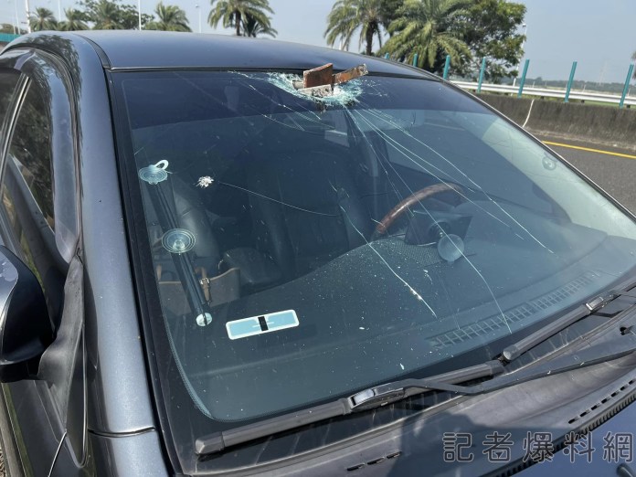 國道開車突遭鐵片砸爆擋風玻璃 駕駛嚇壞PO網"尋行車紀錄器"緝凶 57 國道,掉落物,鐵片,擋風玻璃,國3