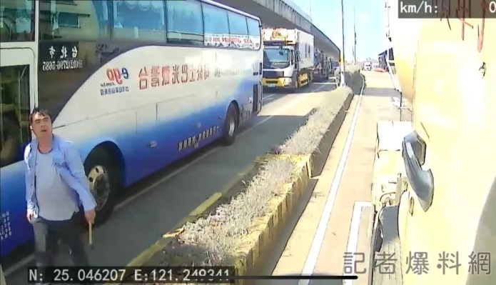 獨家/遊覽車違規跨車道右轉遭混凝土車擋住去路 司機暴怒持榔頭砸車 57 遊覽車,違規,跨車道,右轉,榔頭,砸車