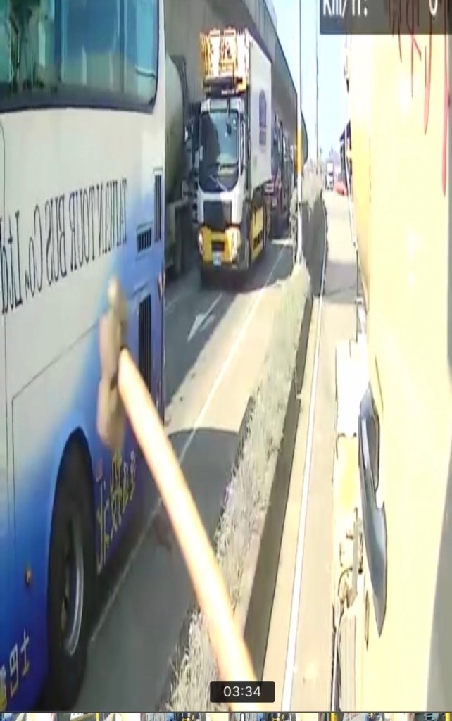 獨家/遊覽車違規跨車道右轉遭混凝土車擋住去路 司機暴怒持榔頭砸車 55 line oa chat 231108 175604 group 1 | 社會 社會 記者爆料網