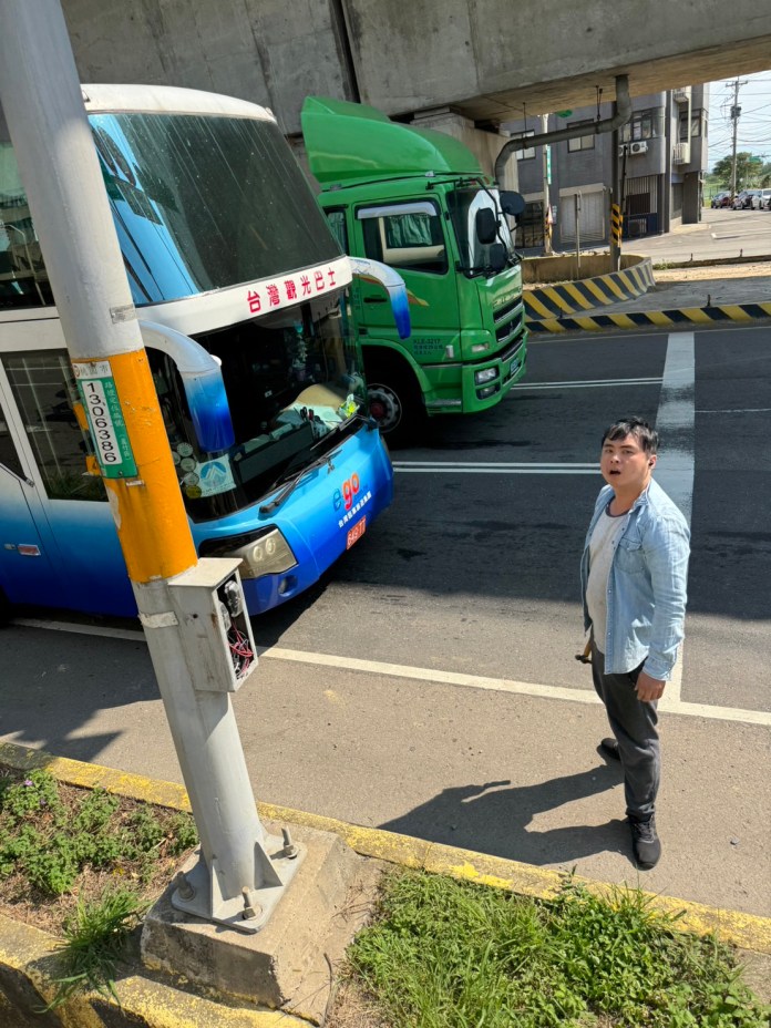 獨家/遊覽車違規跨車道右轉遭混凝土車擋住去路 司機暴怒持榔頭砸車 56 line oa chat 231108 175604 group 3 | 社會 社會 記者爆料網