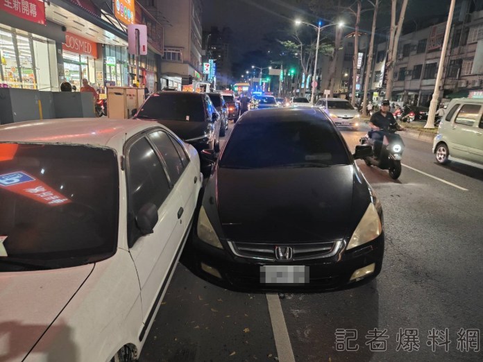 影/高雄39歲男毒駕上路恍神連環撞 先後撞6車.害1女騎士受傷 56 高雄,鳳山,毒駕,連環撞,車禍