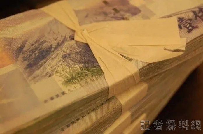 女捧138萬買特斯拉到郵局匯款卻少10萬 一查被行員踢進桌底 61 爆料公社112 | 社會 社會 記者爆料網