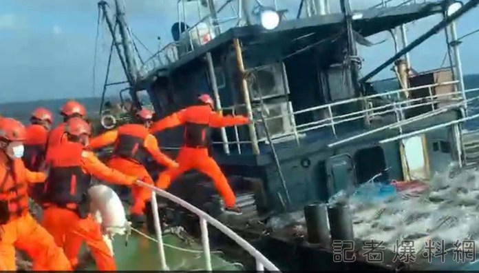 侵門踏戶 2中國漁船澎湖捕魚 1逃竄1查扣 61 1 | 社會 社會 記者爆料網