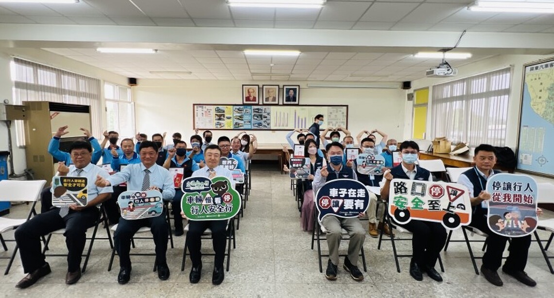 高雄區監理所表揚轄管公路汽車客運業者所屬優良駕駛員 感謝駕駛人員優異服務與奉獻!
