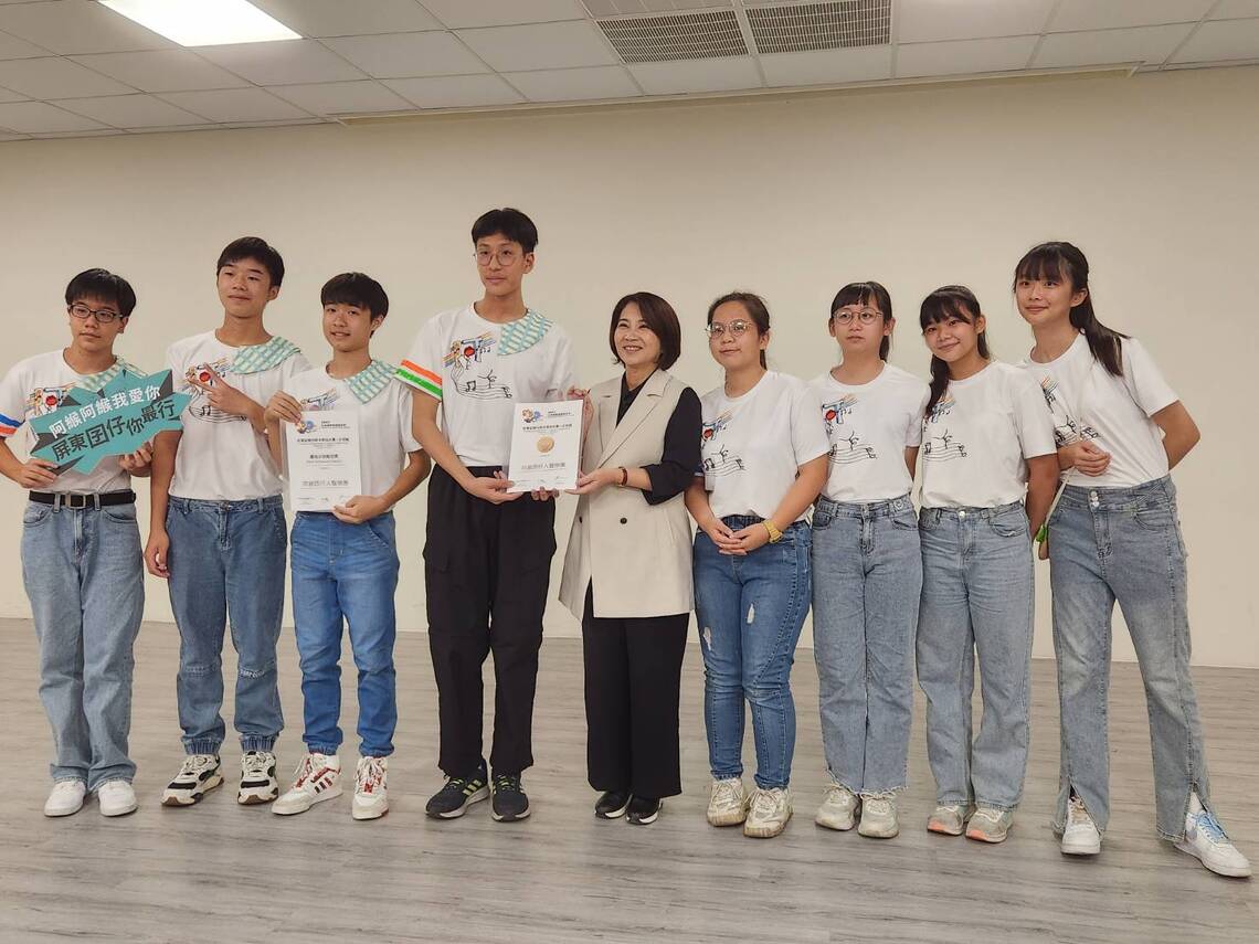 屏東囝仔「純人聲」首度唱進世界盃 縣長周春米接見表揚