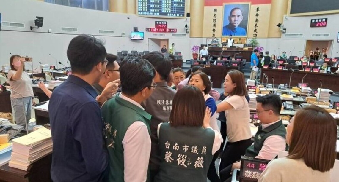 台南議會藍綠爭吵議員林美燕勸架摔傷