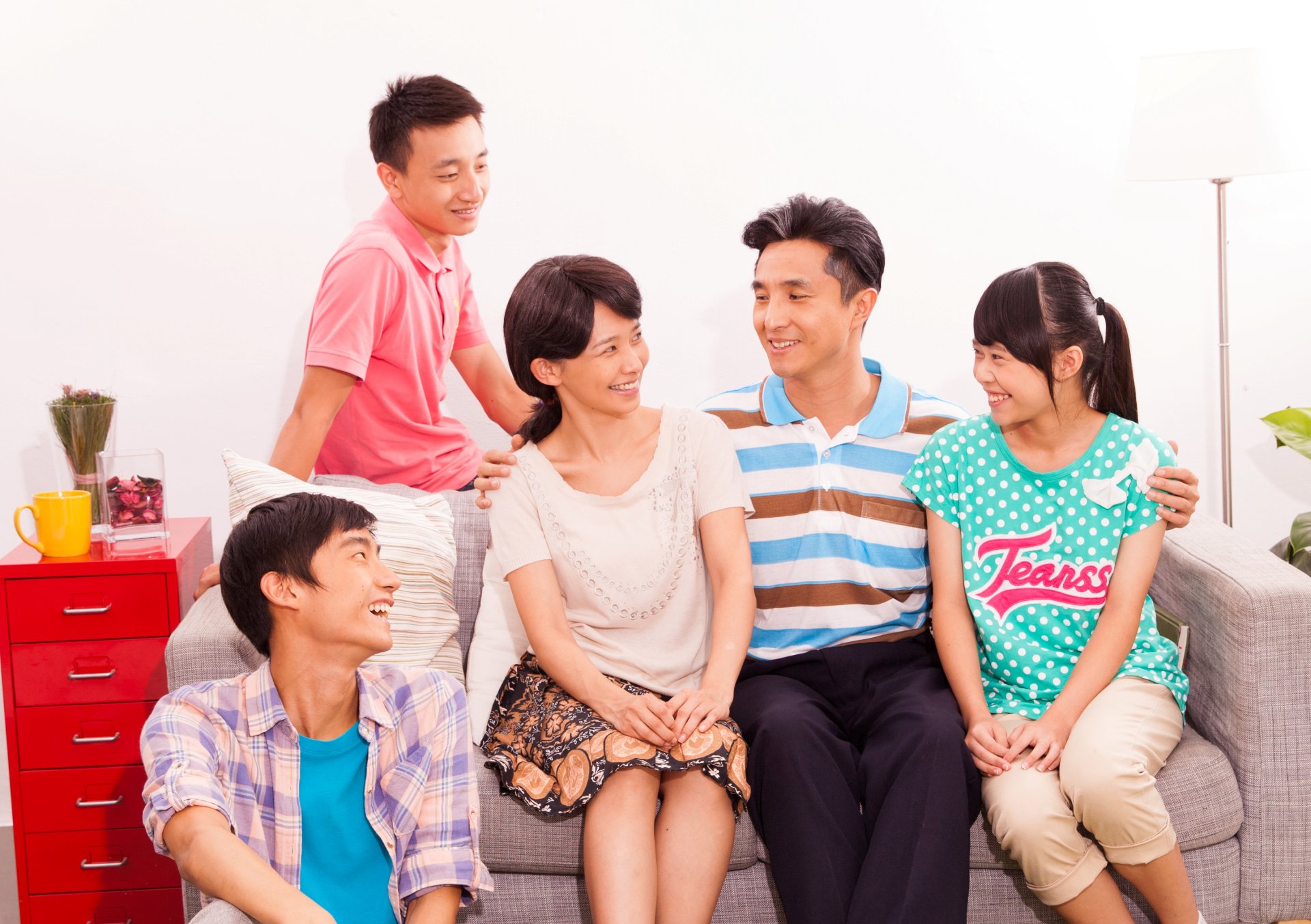 吳婉君(左)王少偉主演大愛劇《不能沒有妳》全家福,林鶴軒(左前)是兒子