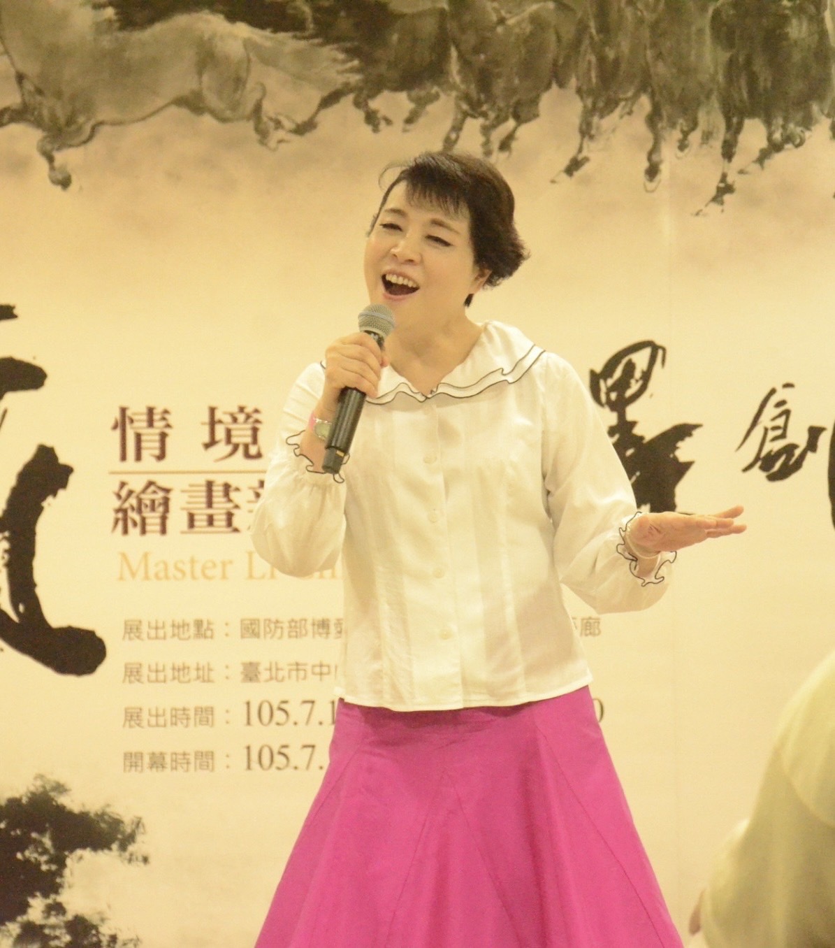 簡文秀為國際知名書畫大師李奇茂水墨創作展開幕儀式獻唱