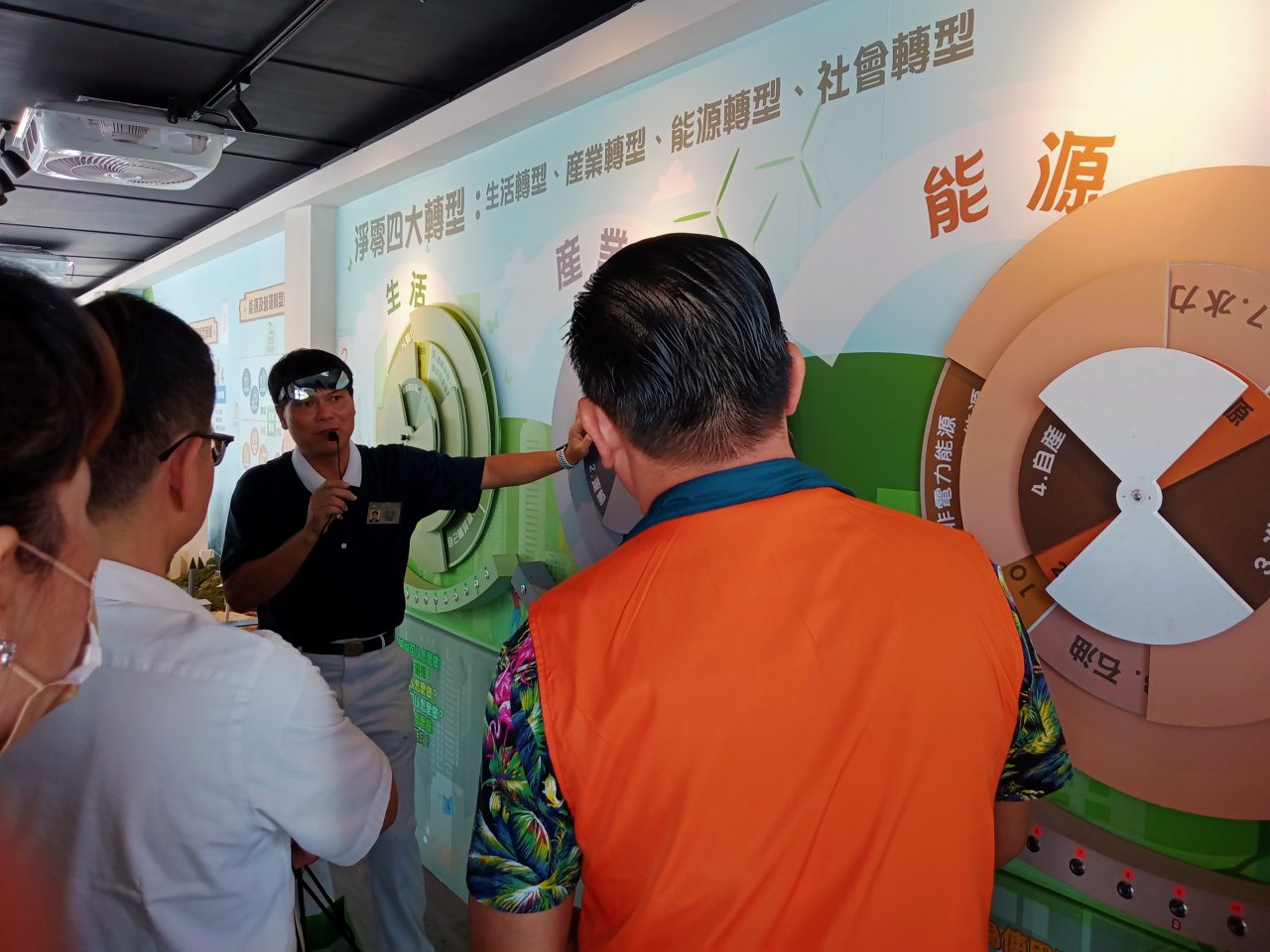 國立自然科學博物館車籠埔斷層保存園區與慈濟攜手舉辦「行動環保教育車2.0-淨零未來館」推廣活動,志工向來賓詳為介紹淨零未來館的內容。