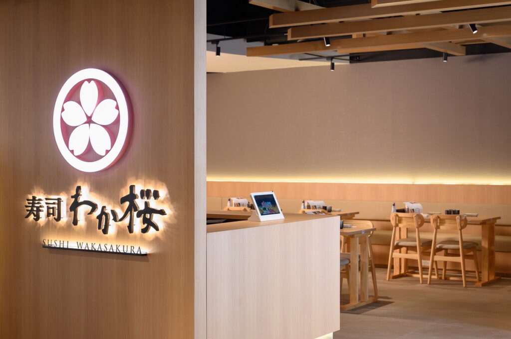 打造日系禪風用餐環境,全店室內外通透明亮,透過大量木作、溫款燈飾、櫻花造景,細膩刻劃和風質感;店內提供120席座位