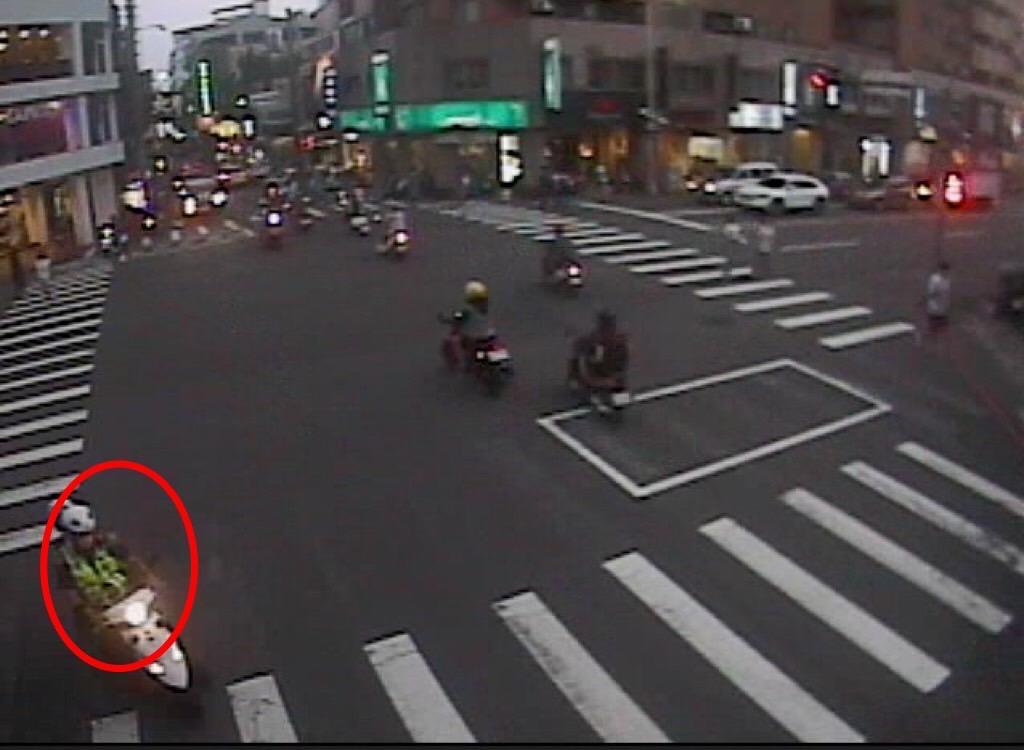騎乘警用機車接送鄭姓年邁老翁返家的公益派出所暖警曾鈺峰。（圖/記者江雁武翻攝)
