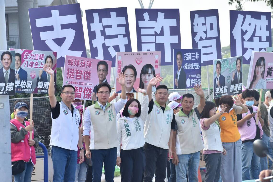 漾新聞|鳳山立委許智傑站路口拜票 民進黨要八席全上