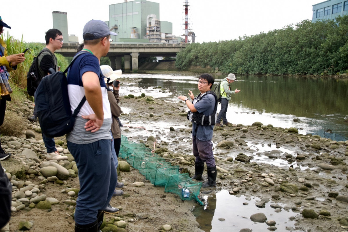 張惟哲博士於老街溪口濕地,進行魚類及底棲生物調查方法說明。