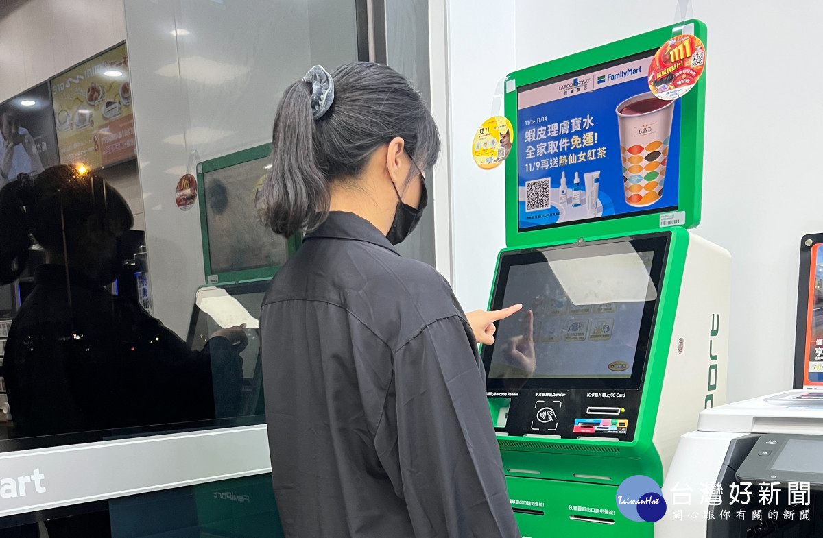 操作便利商店事務機查詢罰單。圖/彰化監理站提供