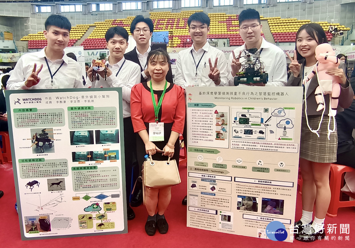 中原電機廖裕評老師(圖中)指導學生運用科技關心老人與小孩。<br /><br />