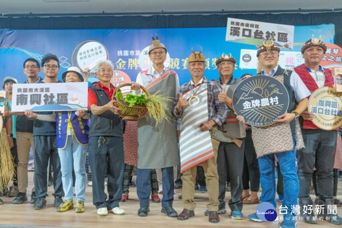張市長與榮獲金牌的南興社區合影。
