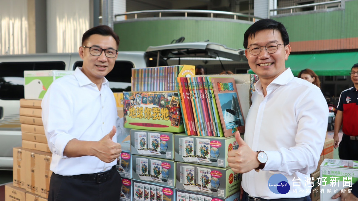 立法委員江啟臣、臺中市政府客家事務委員會主委江俊龍出捐書儀式。