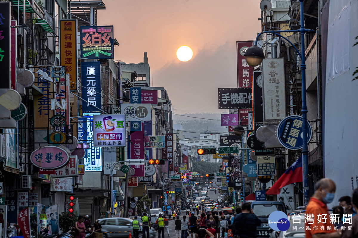 今年懸日不若往年清晰，短短時間就被雲層遮住。（民眾提供）