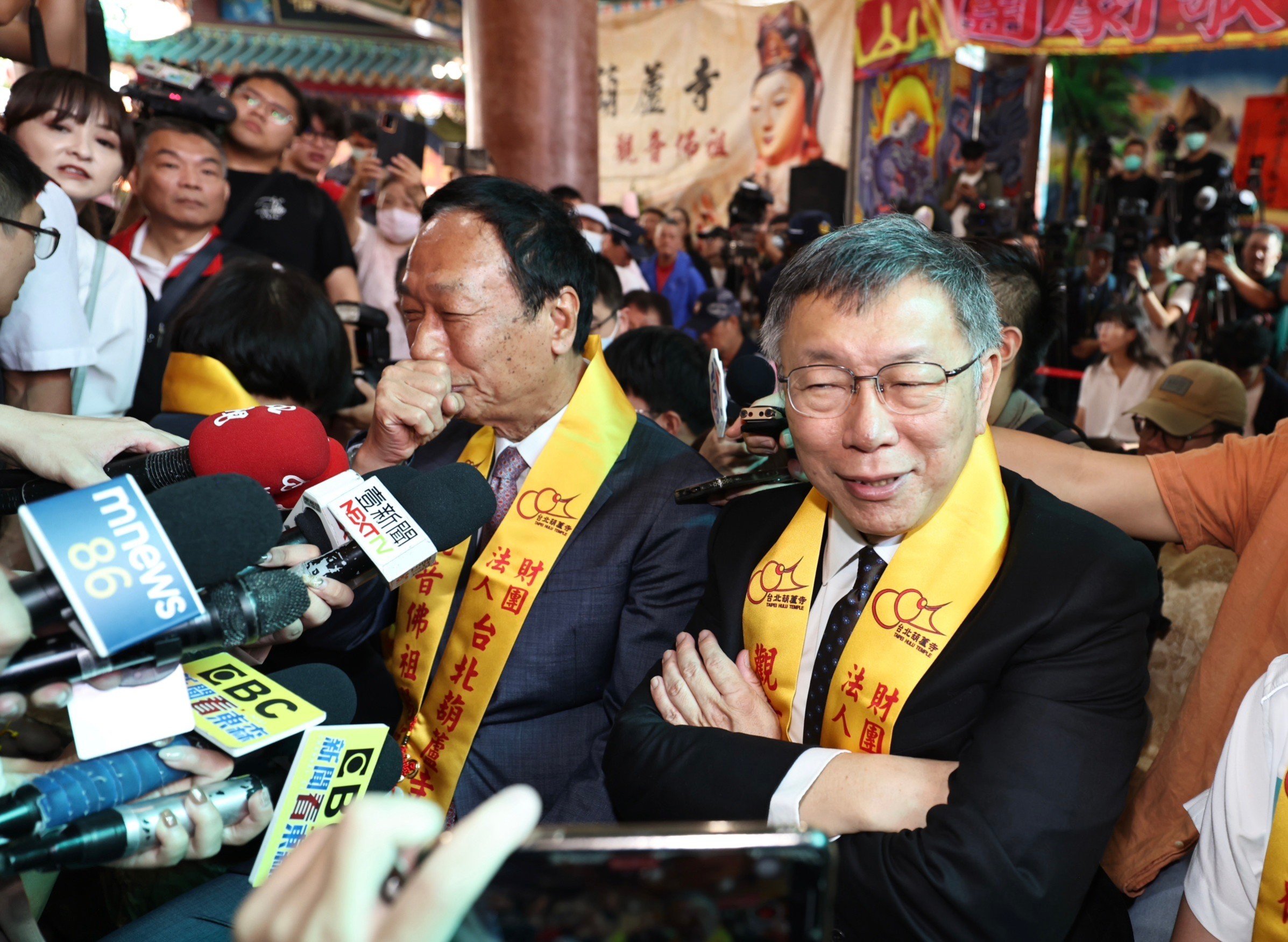 柯文哲與郭台銘8日傍晚會談約1小時。圖為2日兩人出席遶境活動同台扶轎。資料照片/林啟弘攝