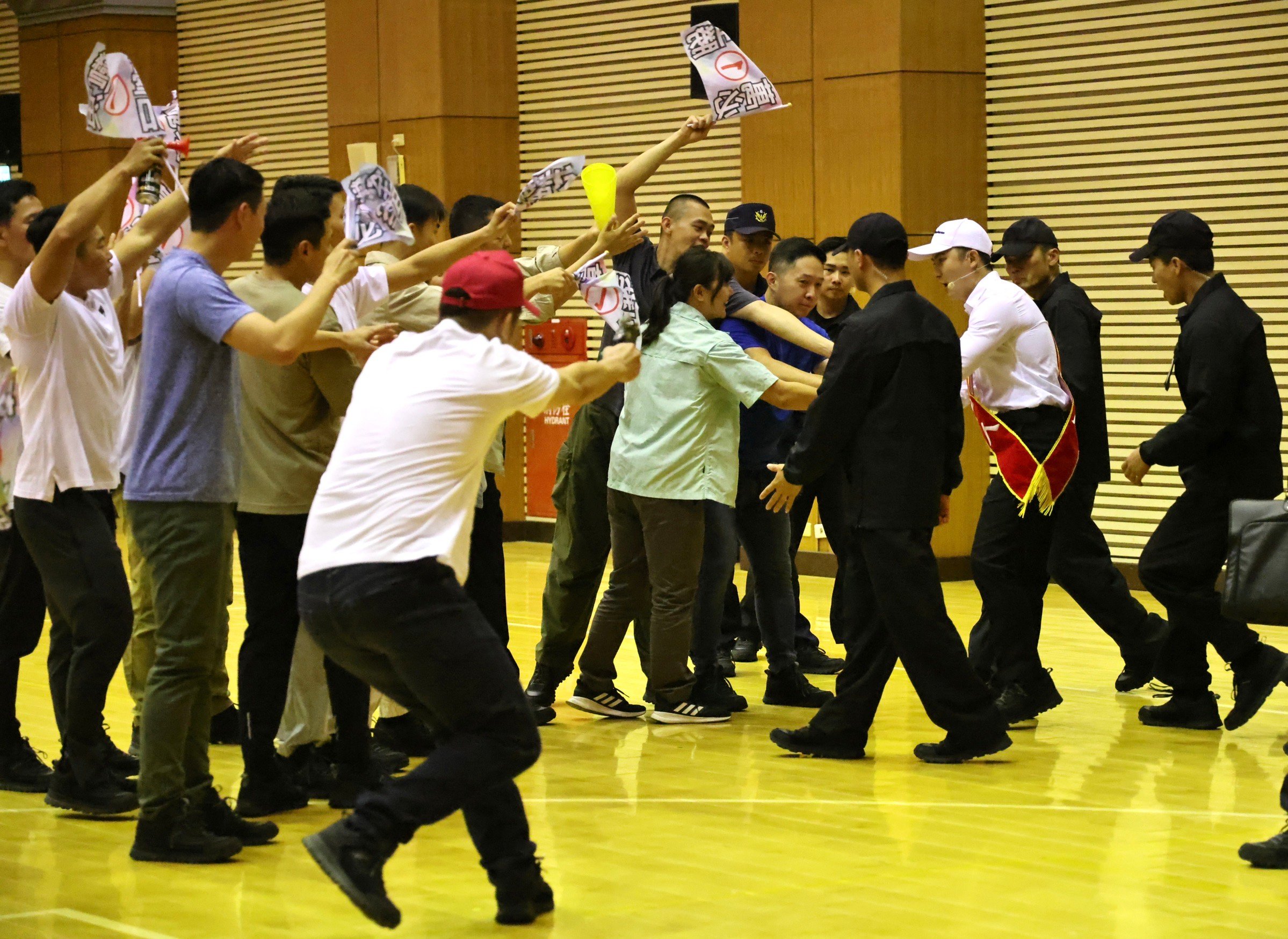 安維八號今成軍，並模擬候選人遭戴紅帽民眾槍擊時，特勤立即以身作盾保護。林啟弘攝