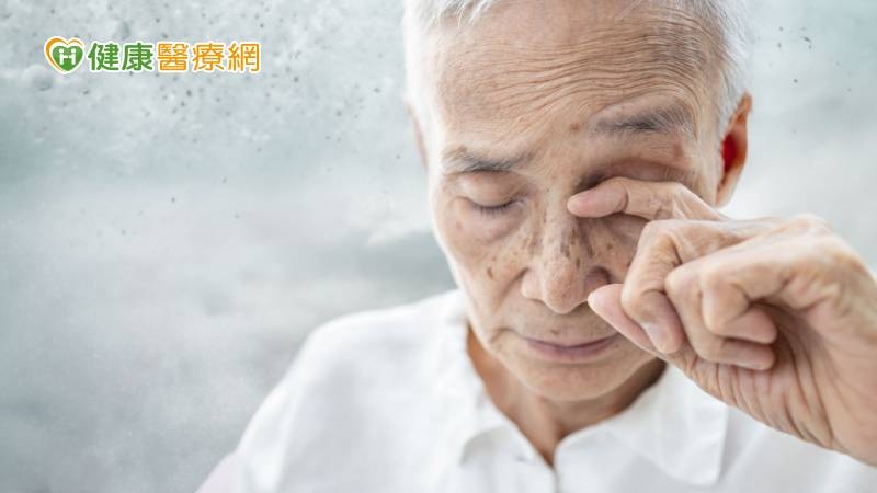 老婦除草竟遭「微孢子蟲」寄生角膜感染! 醫警告:2活動也要注意