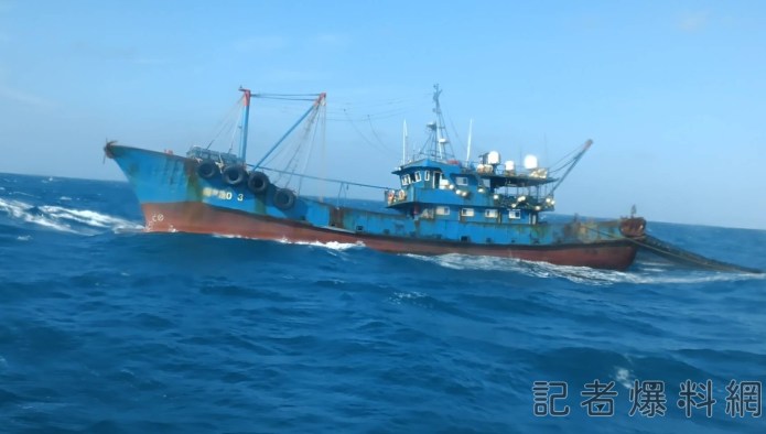 陸籍船通霄外海越界捕250公斤漁獲 蛇行拒檢船上13人被帶回 72 S 216514594 | 社會 社會 記者爆料網