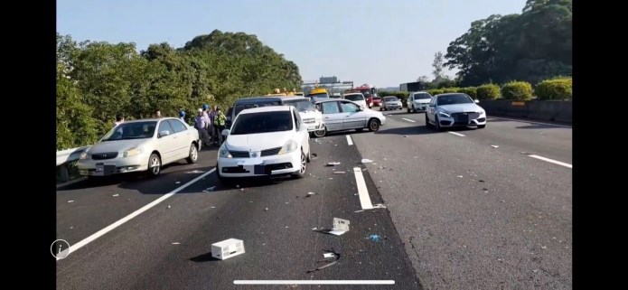 國道3號連環車禍! 7車相撞1人受傷 72 3號新竹香山路段7車連環車禍,現場一片凌亂。民眾提供 | 社會 社會 記者爆料網