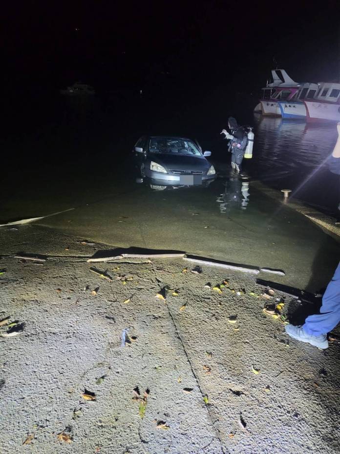 悲劇!跟著導航開車一頭栽進石門水庫大壩碼頭 駕駛急跳車逃生 69 320093 0 | 社會 社會 記者爆料網