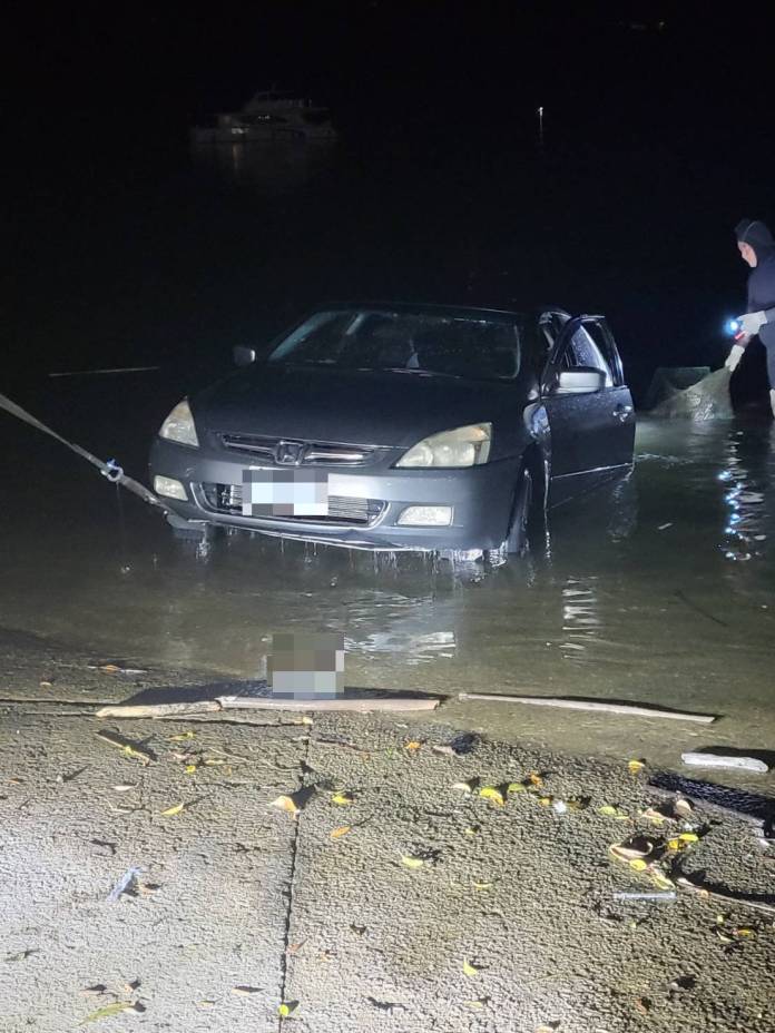悲劇!跟著導航開車一頭栽進石門水庫大壩碼頭 駕駛急跳車逃生 70 320094 0 | 社會 社會 記者爆料網