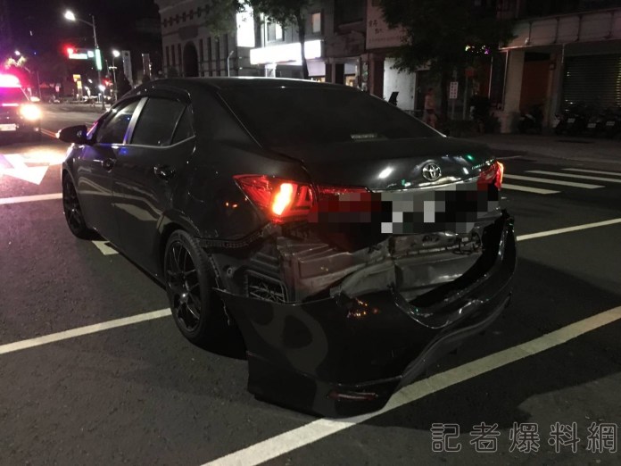 高雄七賢一路轎車追撞前車 駕駛稱對向來車「燈改太亮」才釀禍 62 S 103227466 | 社會 社會 記者爆料網