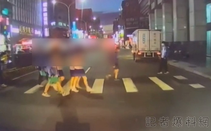 新莊救護車送2歲高燒女童就醫 半路遇學生過馬路竟沒人要禮讓 76 新莊,救護車,學生,不禮讓