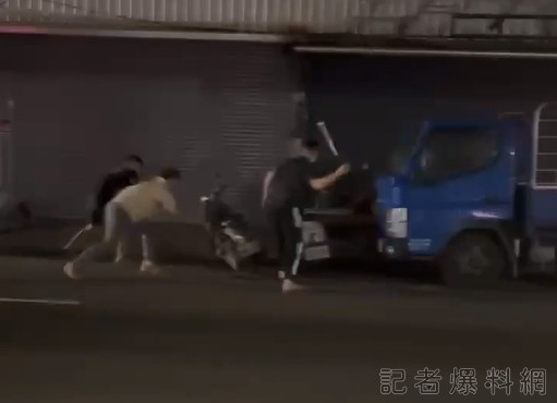 影/高雄球棒隊出沒! 債務糾紛2店家慘遭惡煞"砸車.撞鐵門" 73 高雄,球棒隊,債務糾紛,砸車,撞鐵門