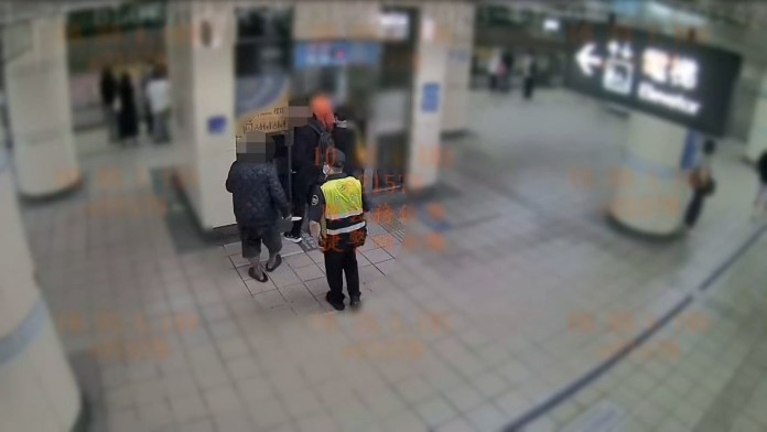 火爆7旬翁搭捷運不滿其他乘客碰撞亮刀嗆聲 6年來第7次 75 711 2 | 社會 社會 記者爆料網