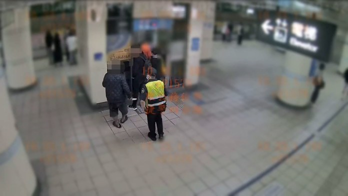 火爆7旬翁搭捷運不滿其他乘客碰撞亮刀嗆聲 6年來第7次 72 711 2 | 社會 社會 記者爆料網