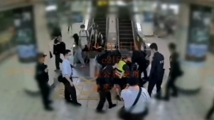火爆7旬翁搭捷運不滿其他乘客碰撞亮刀嗆聲 6年來第7次 74 713 2 | 社會 社會 記者爆料網