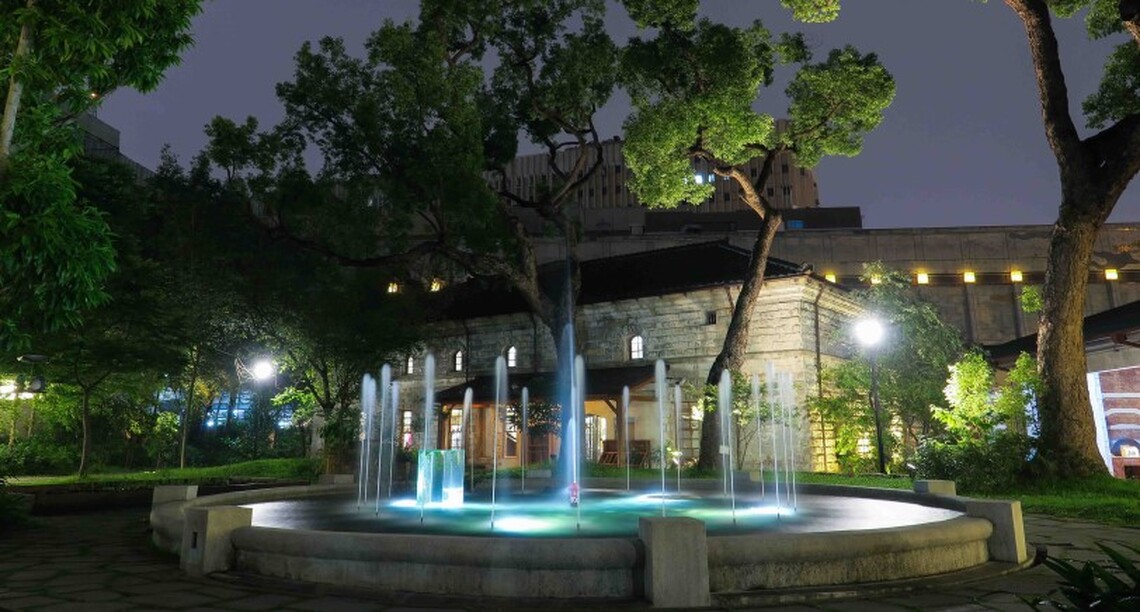 臺博館南門館十週年「光拾夜」12/2夜間開館 隨著雷射藝術與電氣音樂走入古蹟與百年樟樹的環抱