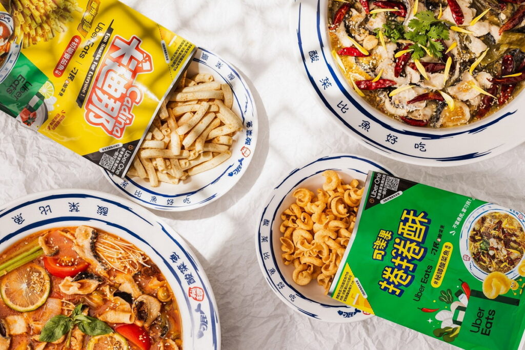 Uber Eats x 可樂果 x 卡廸那 x 刁民酸菜魚 - 可樂果捲捲酥秘罈酸菜魚口味&卡迪那德州薯條初戀蕃茄魚口味。(Uber Eats 提供)
